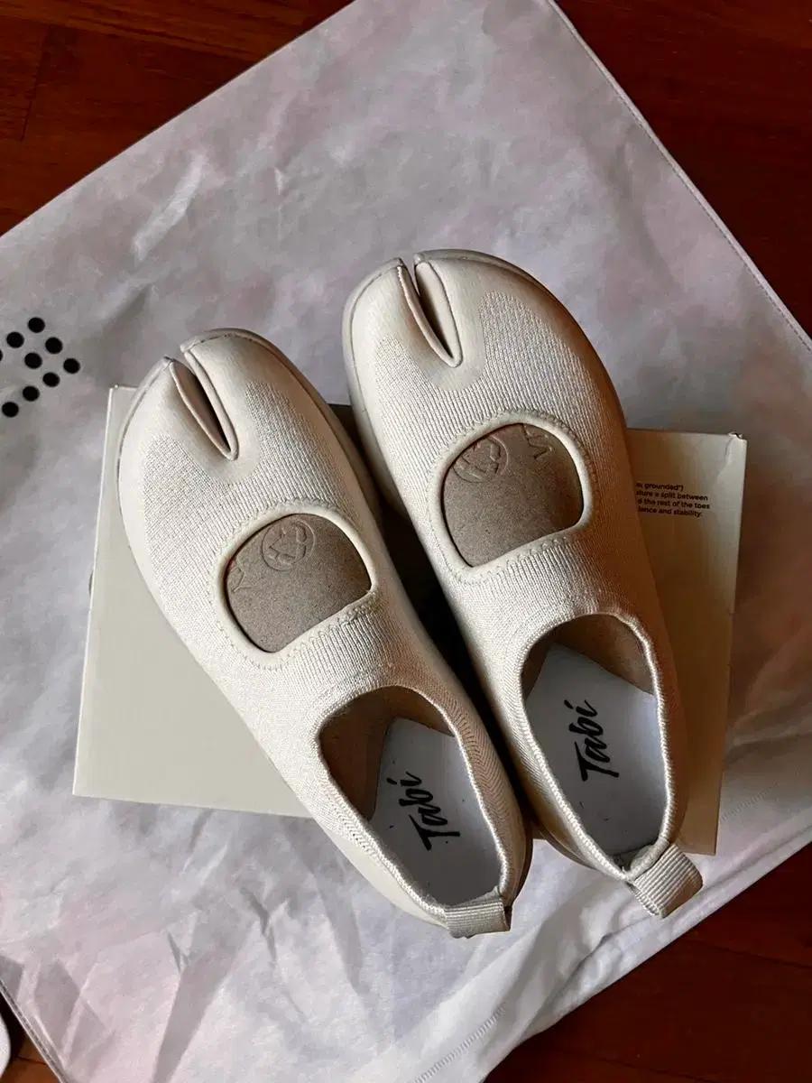 Tabi Footwear / TABI SANDAL: OFF-WHITE