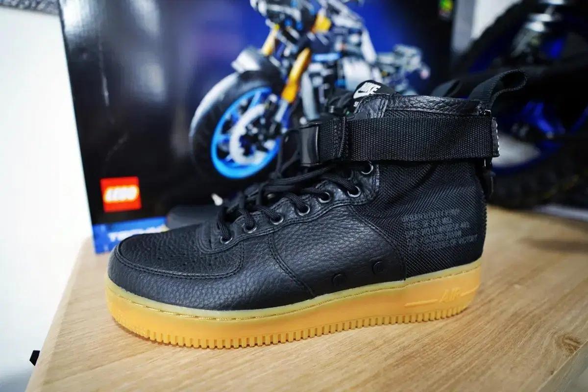 265 /  나이키 SF 에어포스 1 미드 / 실내 1회 착용