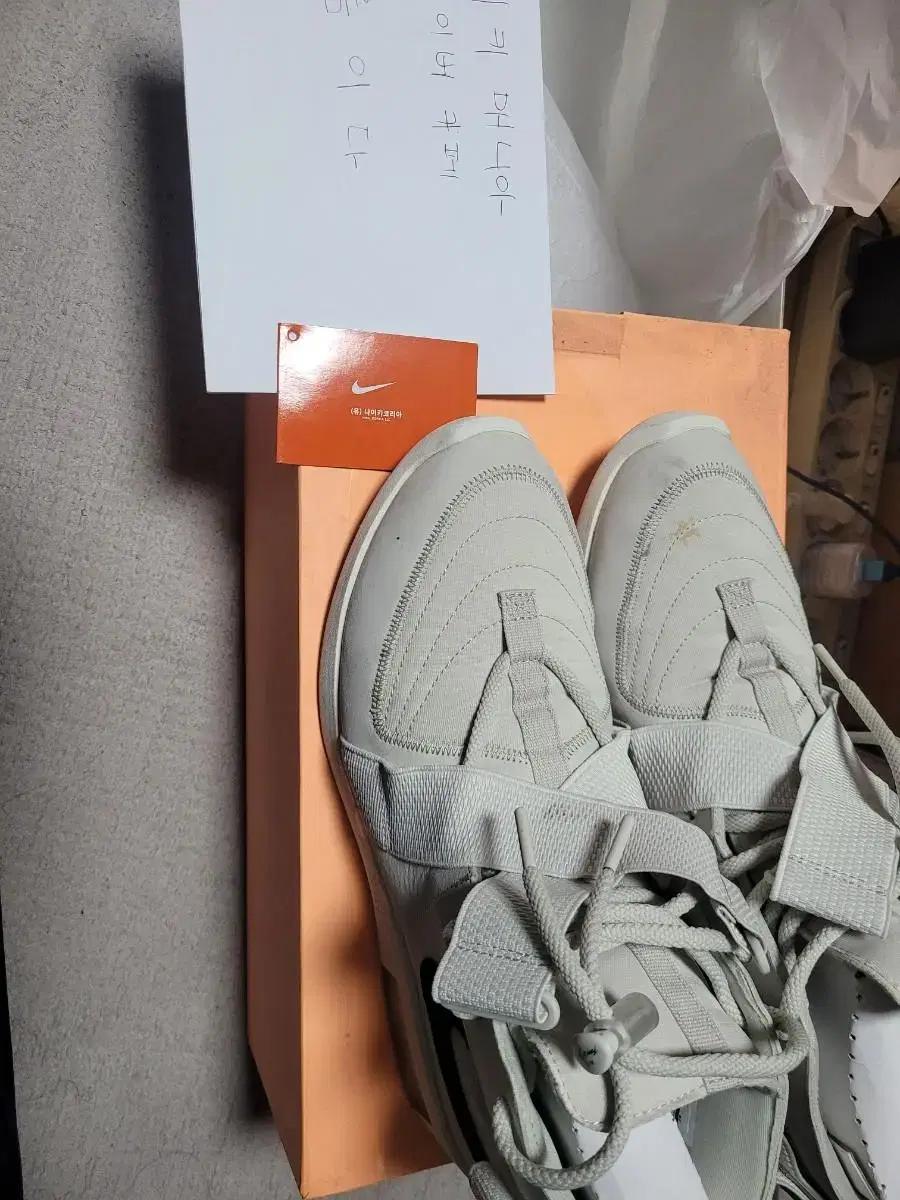 나이키 x 피어오브갓 레이드 라이트본 300