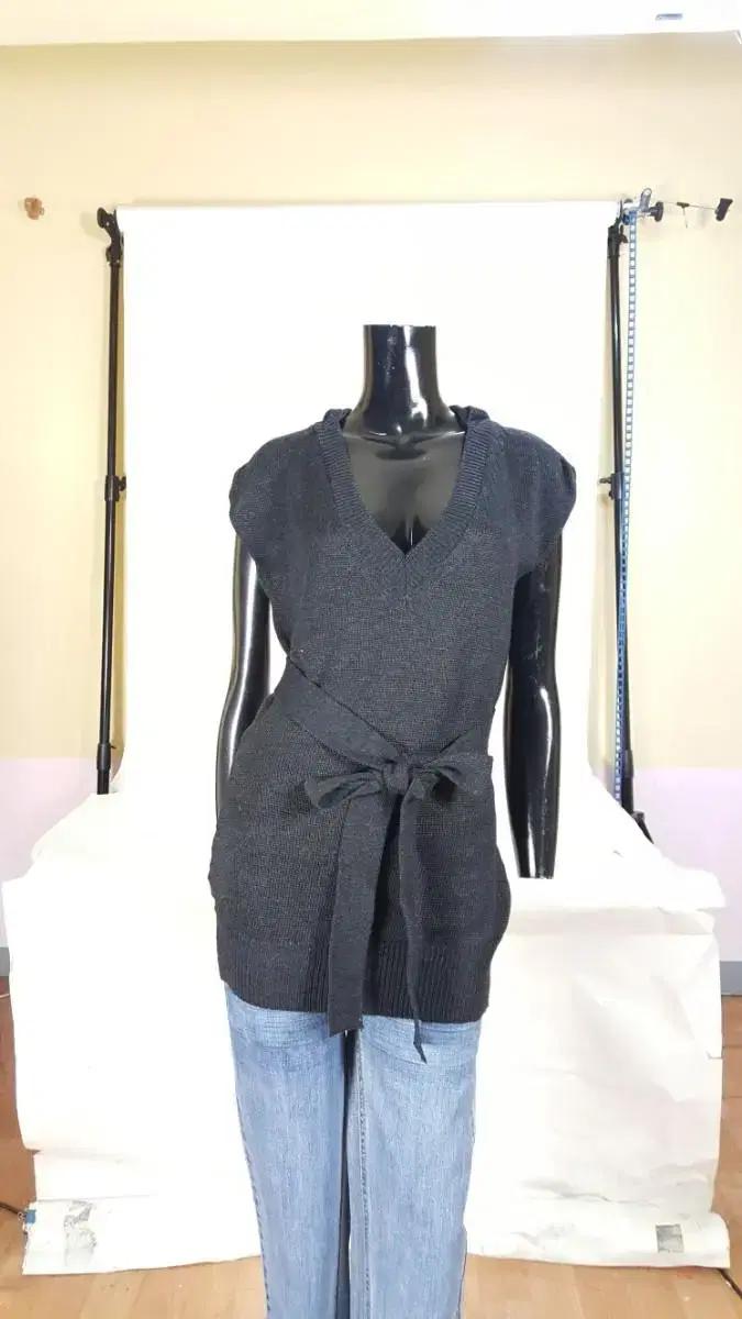 알리시 차콜그레이색 울 여성 민소매 후드 니트티