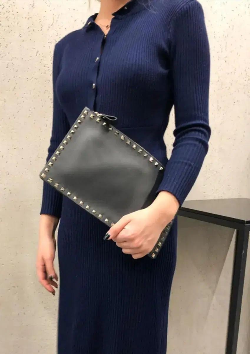 발렌티노 락스터드 클러치백