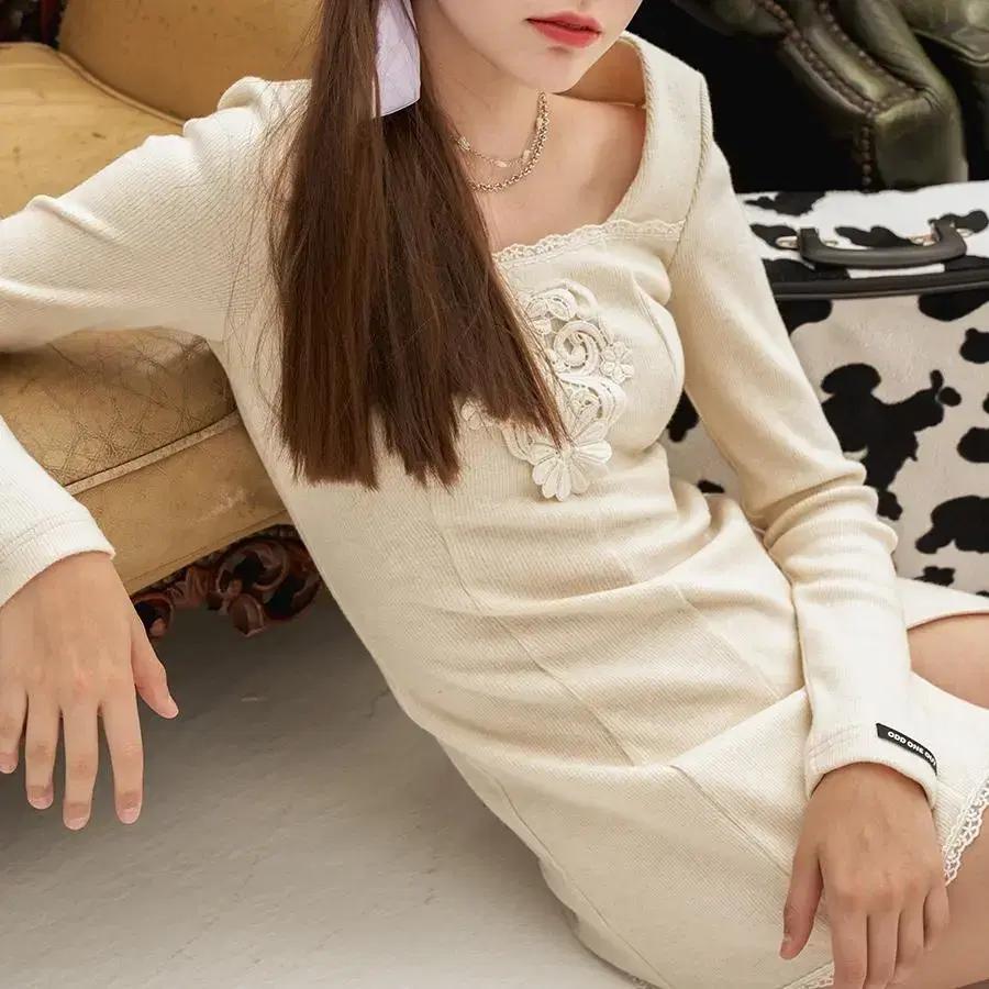 오드원아웃 심볼 패치 원피스 아이보리, 블랙