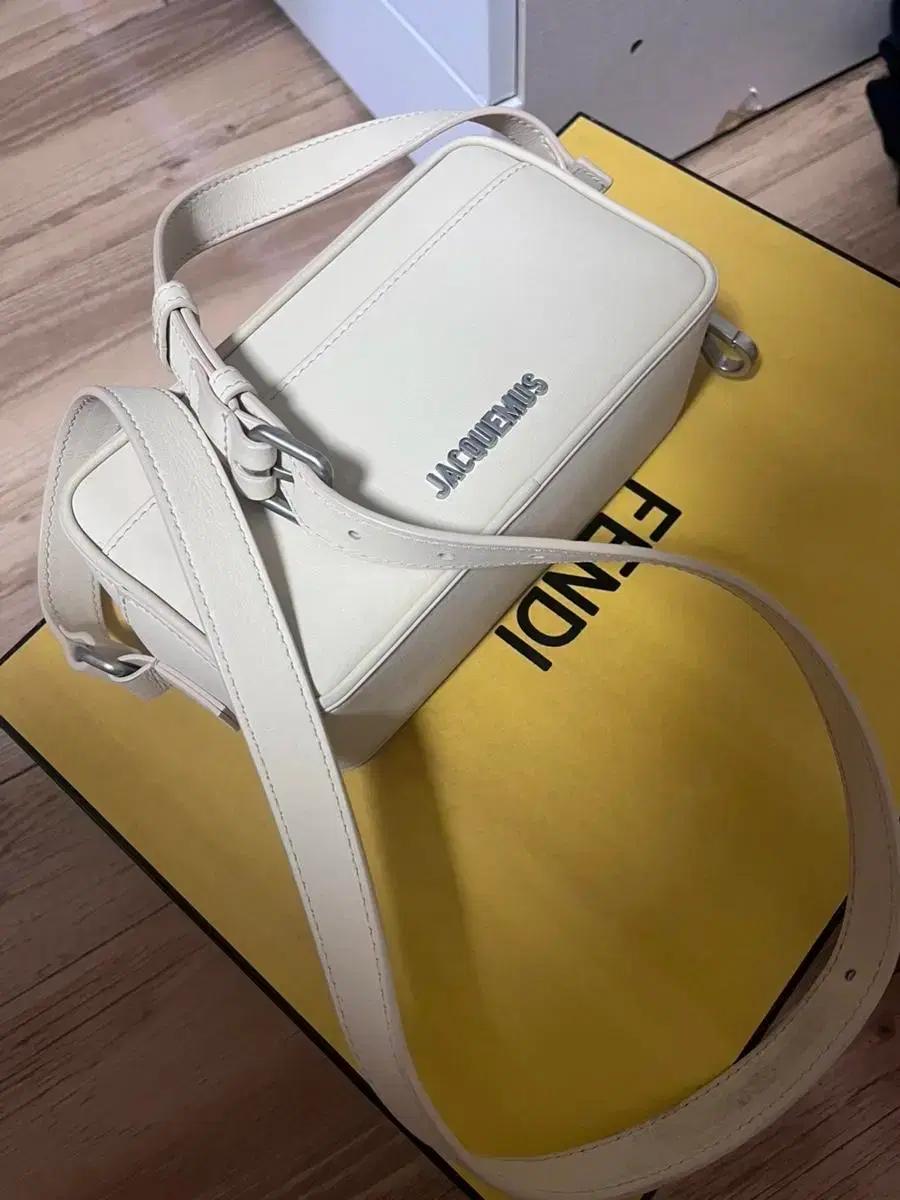 자크뮈스 (jacquemus) 가방 le baneto 급처분