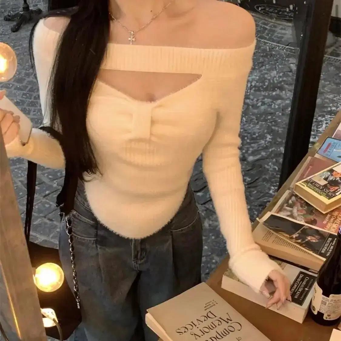 소프트 앙고라 오프숄더 여성용 겨울 니트스웨터 화이트 여친룩 데이트룩