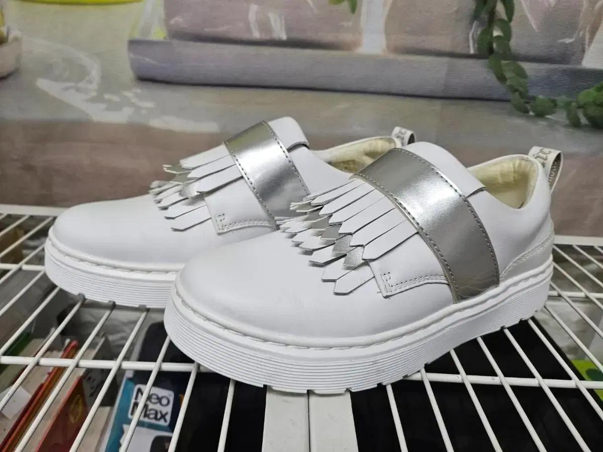 닥터마틴 유도라 태슬로퍼 슬립온 캐쥬얼화 여성신발 (230여유) HB83