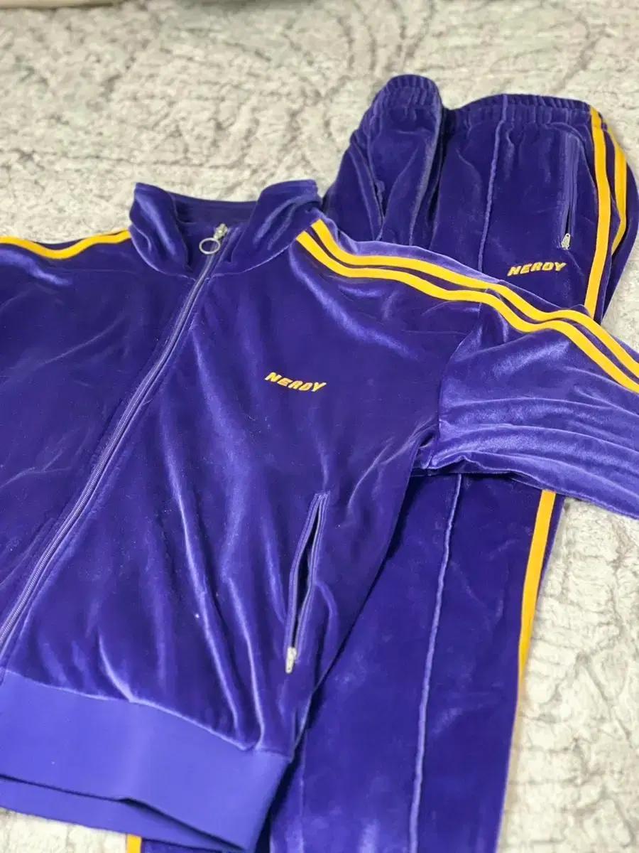 널디NERDY 벨벳 트레이닝셋업(상의M,하의S) 판매합니다