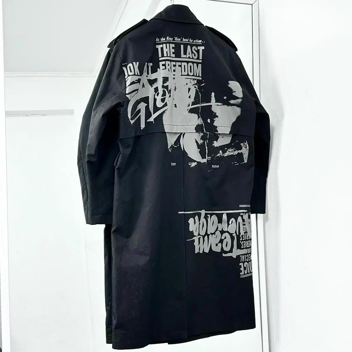 시스템 옴므 19FW 그래피티 블랙 롱 트렌치 코트