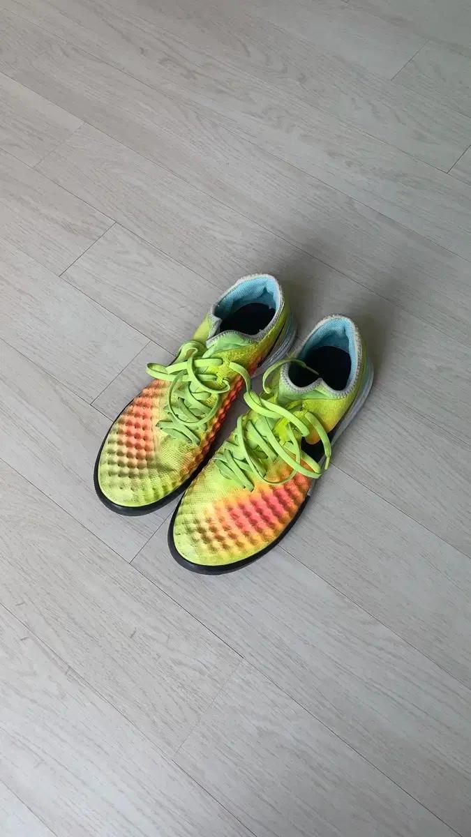 나이키 마지스타 피날레2 풋살화 tf 형광 런칭 색상 265