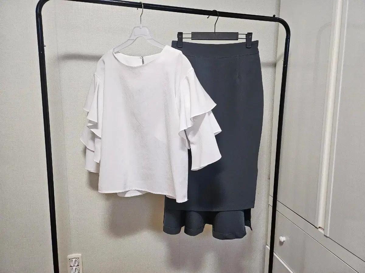 (상의만2번착용) 뒤가 예쁜 언발치마 와 블라우스 상의Free size