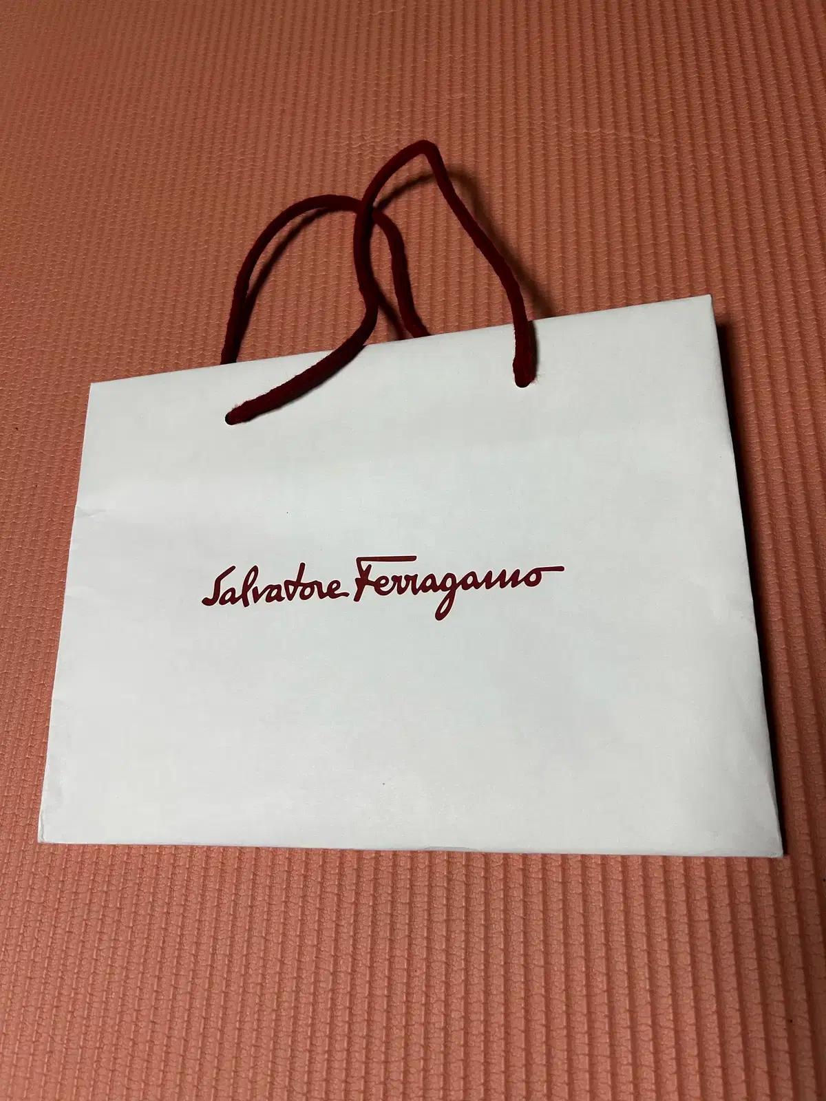 (곧마감) 페라가모 Feragamo 쇼핑백 판매합니다.