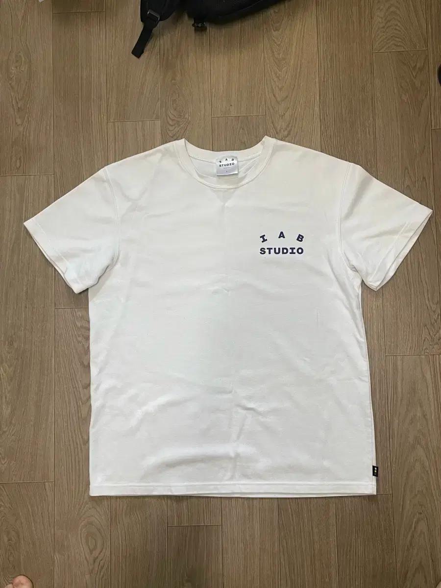 [L]아이앱스튜디오 22FW 화이트 네이비 티셔츠