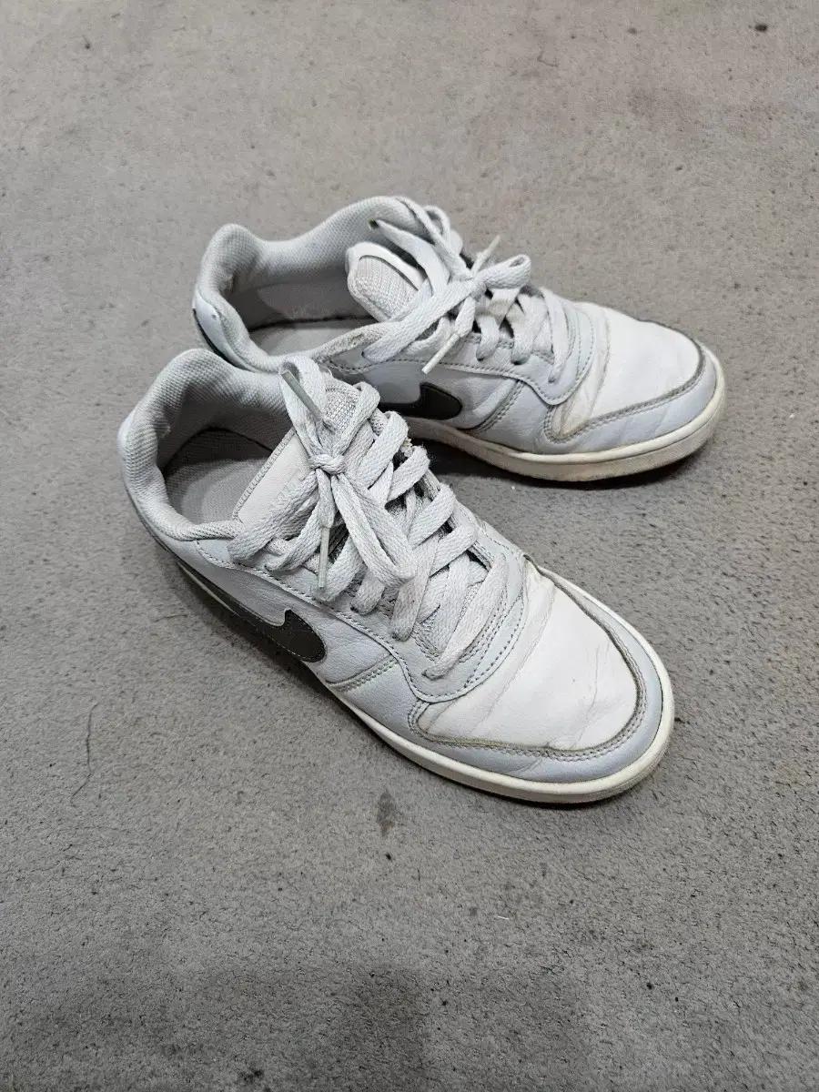 나이키 여성 운동화 235사이즈 택배비포함 (2981)