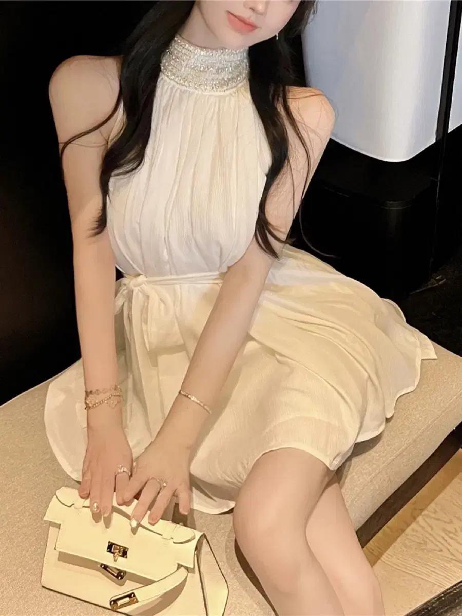 (국내배송) 라피네 스톤 홀터넥 블라우스, 쉬폰 여름 슬리브리스 원피스