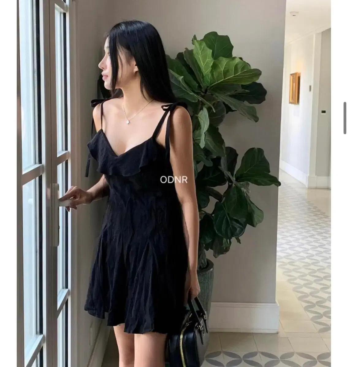 (새상품) 리본 물결 쉬폰 나시 미니 원피스 블랙 여름 휴가룩 여행룩