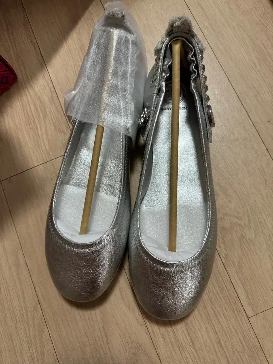 토리버치 실버 플랫 슈즈 새상품 8 사이즈