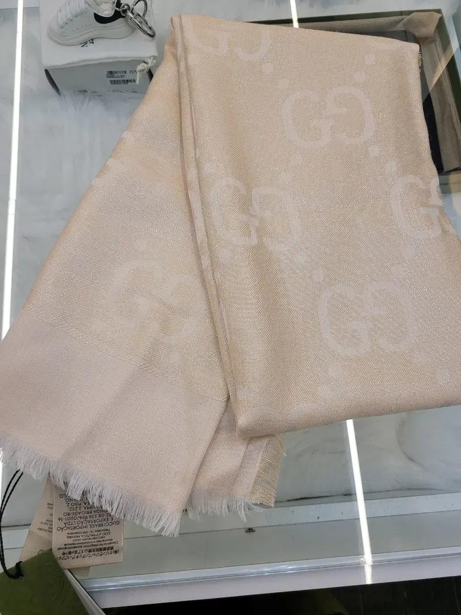 구찌 GG 다미에 자카드 숄 베이지