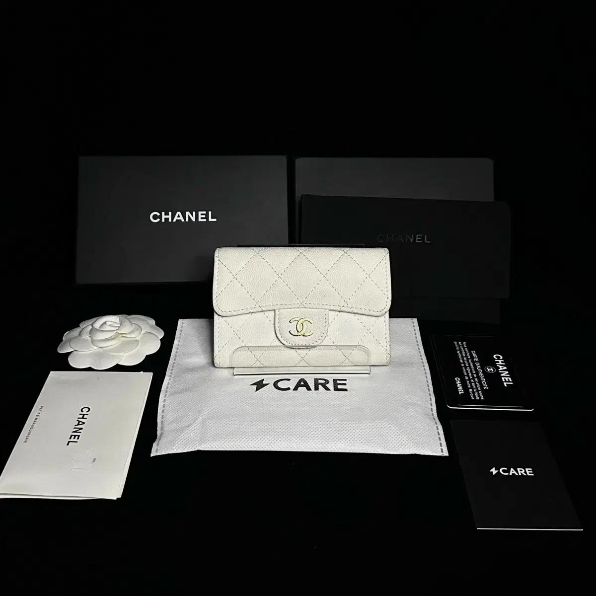 샤넬 클래식 캐비어 카드지갑 화이트 금장 풀구성
