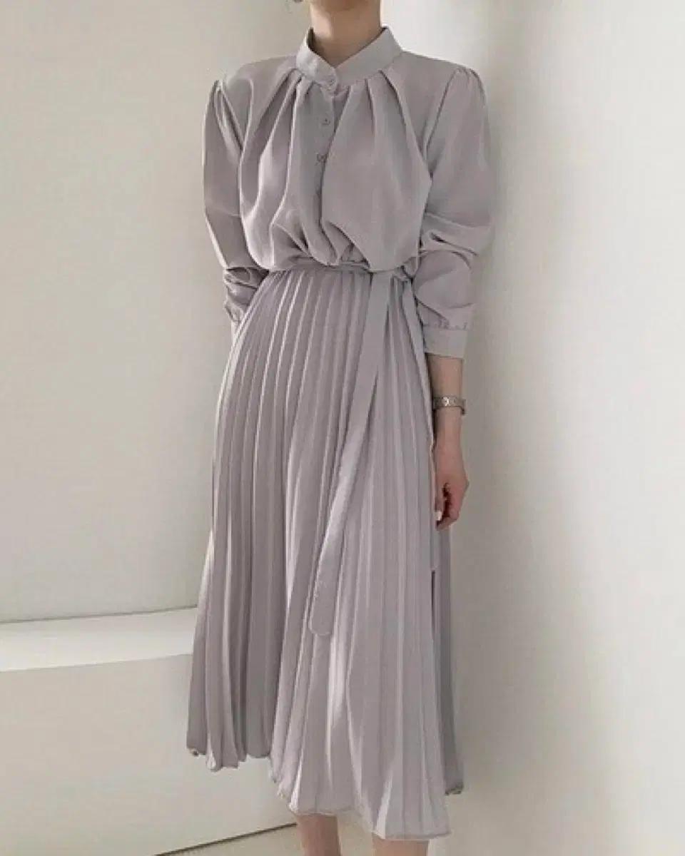 [새상품] 헨리넥 셔링 스트랩 플리츠 쉬폰 롱 원피스 수집_하객룩