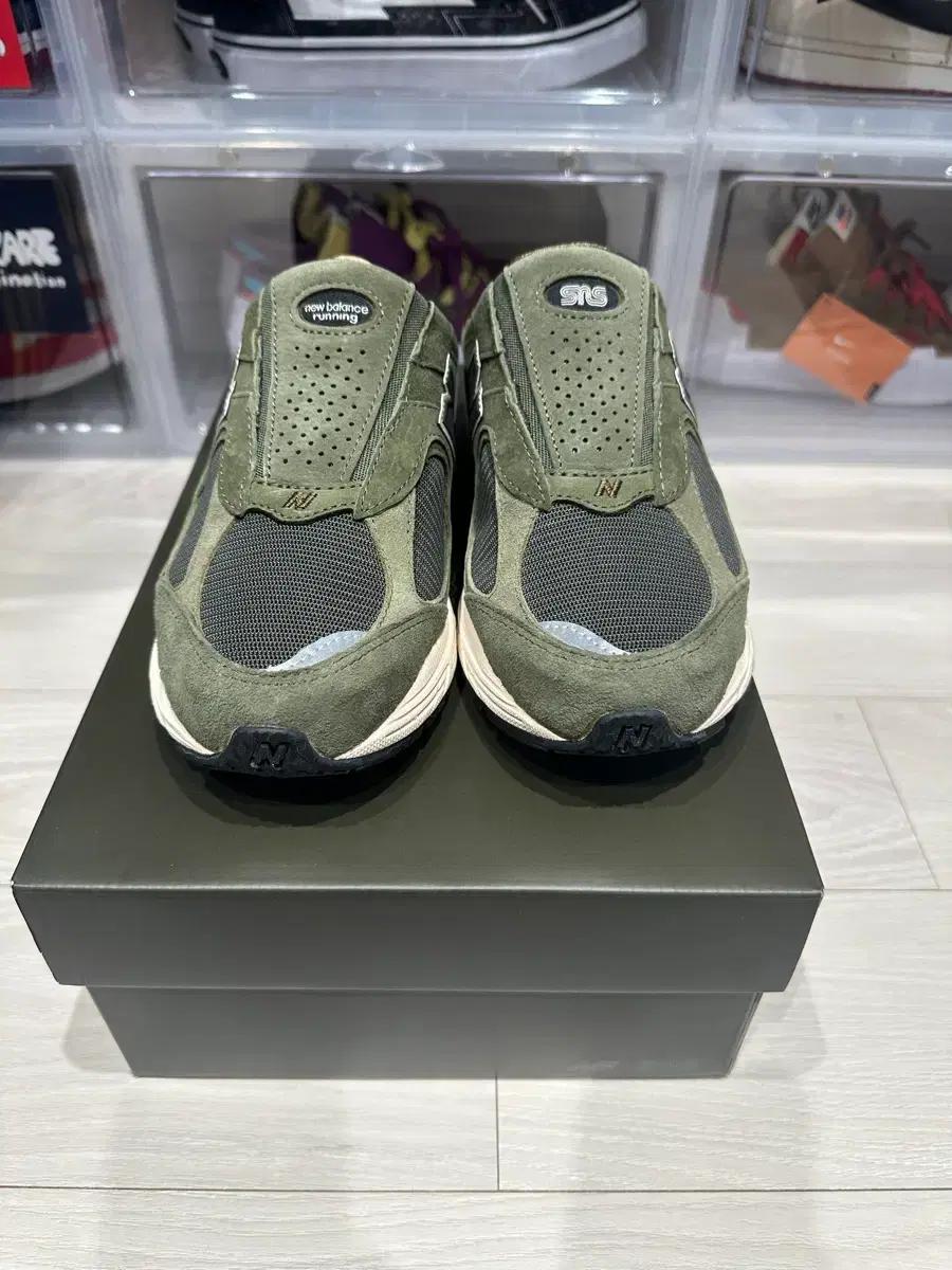 뉴발란스 2002R 뮬 카키 260mm 새상품