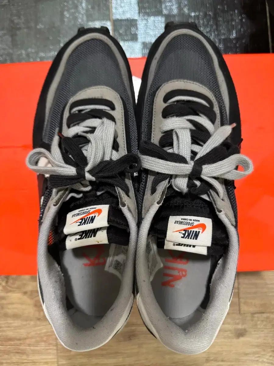 나이키 사카이 LD와플 검흰 285 사이즈 팝니다