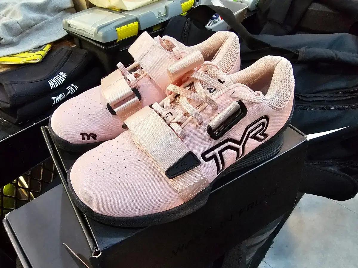 TYR L-1 PINK BLACK 색상 245mm