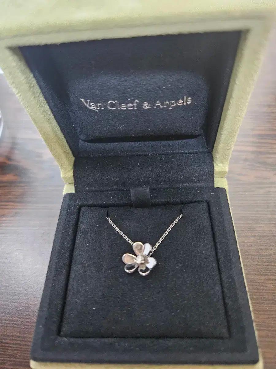 [정품] 초특가 반클리프 프리볼 미니 화이트