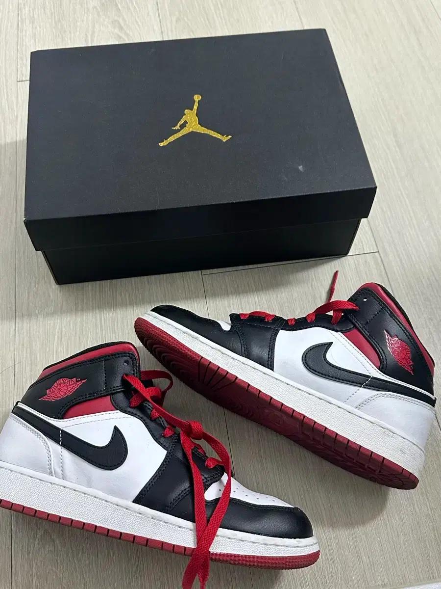 나이키 에어 조던 1 미드 짐레드