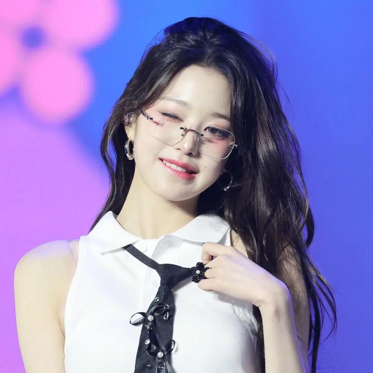 아이브 장원영 무테 안경 블루라이트차단 셀린느 미우미우 까르띠에 선글라스