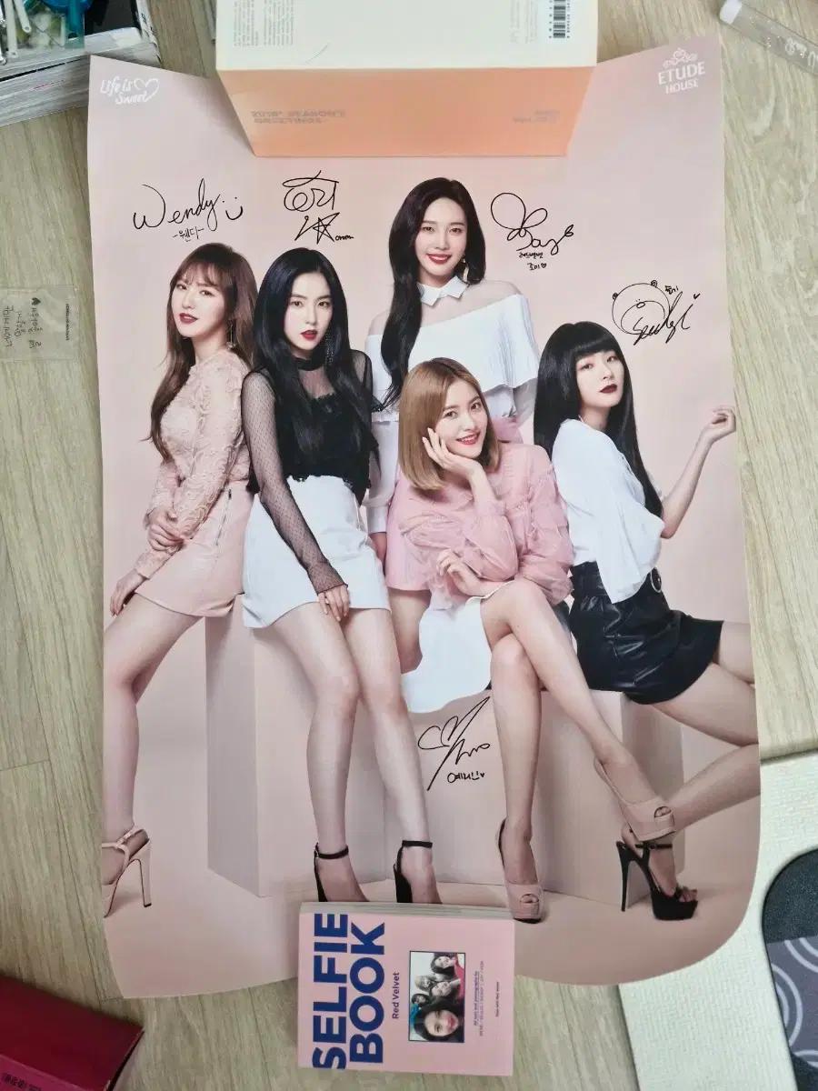 레드벨벳 에뛰드하우스 포스터