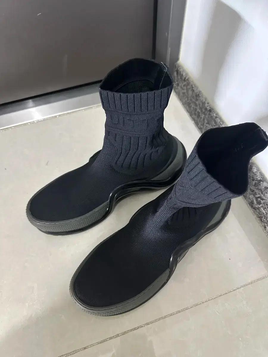 이사급처 거의새것 루이비통 니트 스니커즈 230mm