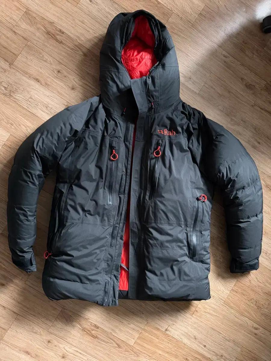 랩Rab 바투라 검빨 패딩
