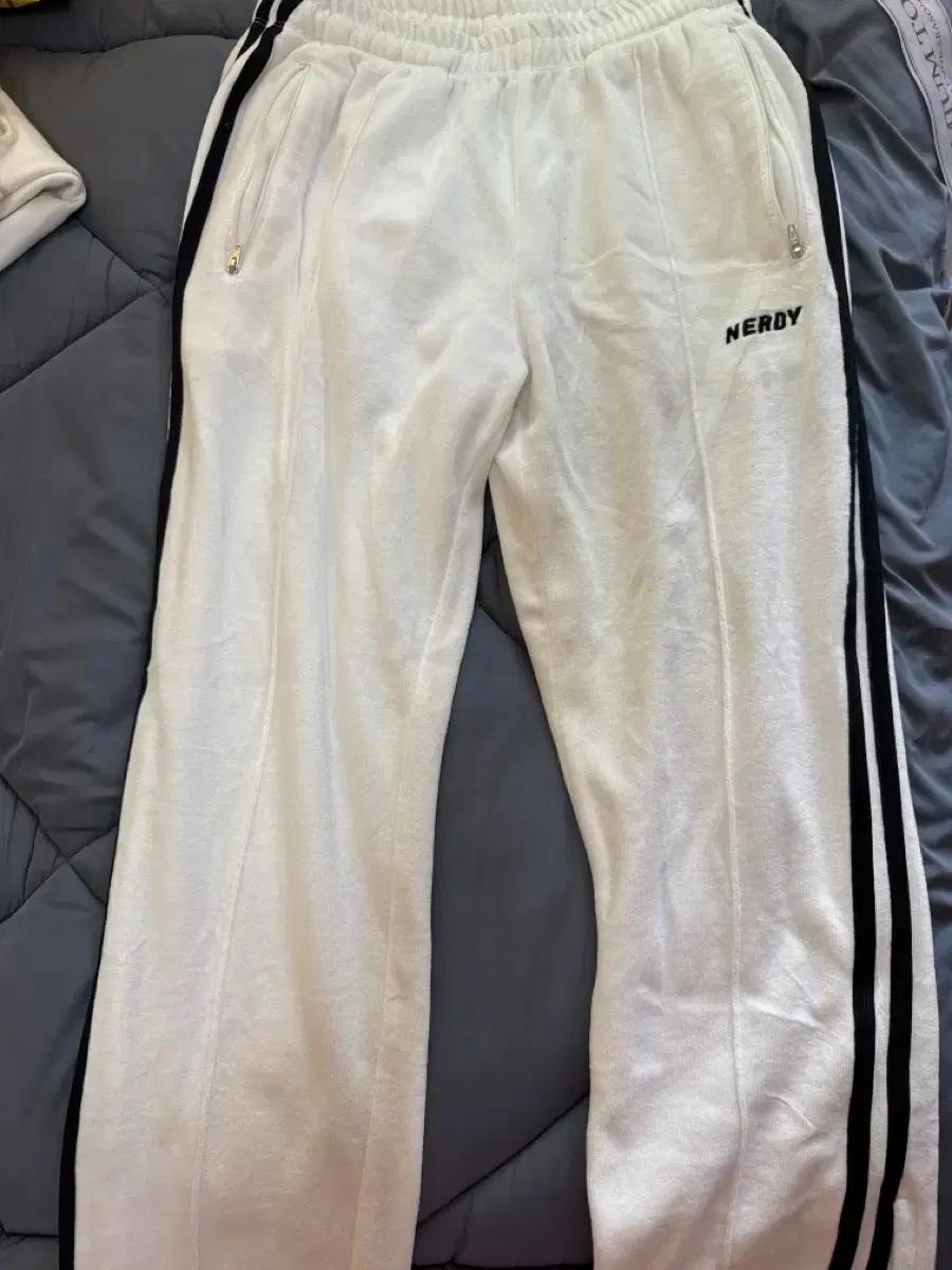 널디 화이트 벨벳 트레이닝 팬츠