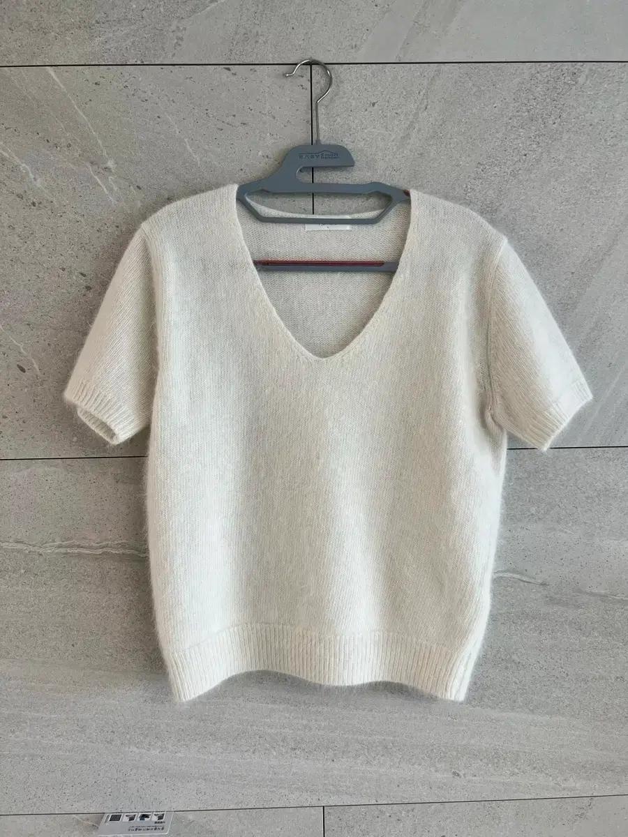 PVCS 브이넥 니트