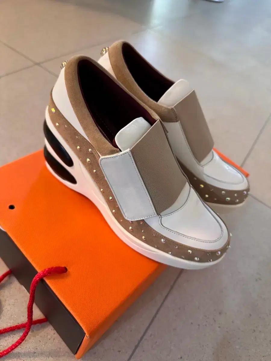 <새제품> 백화점 디자이너 명품운동화 신발 키높이 235 240 250