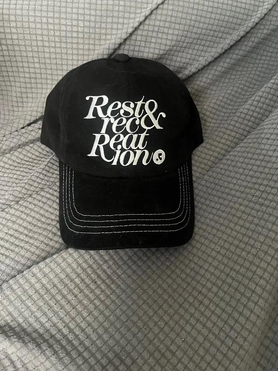 Rest&Recreation 볼캡 블랙