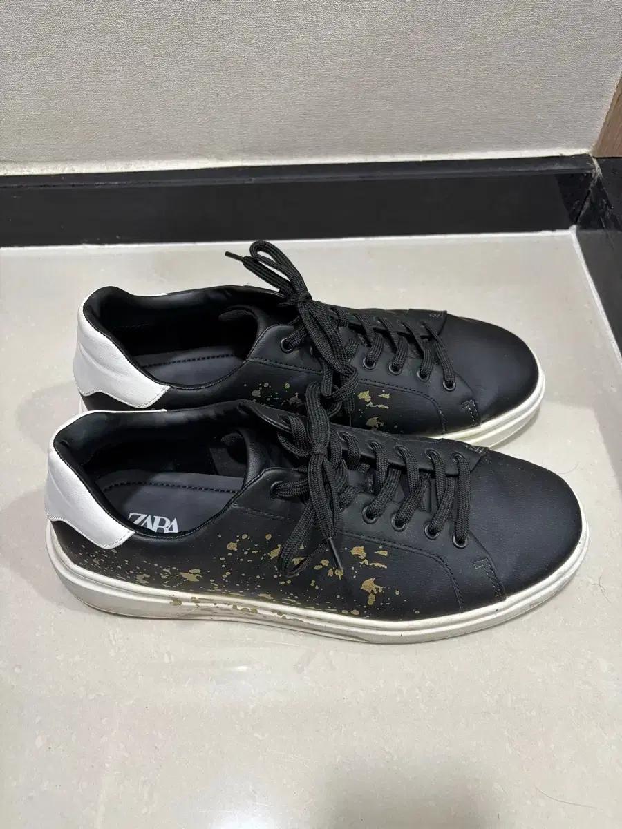 자라 남자스니커즈 44사이즈. 두켤레