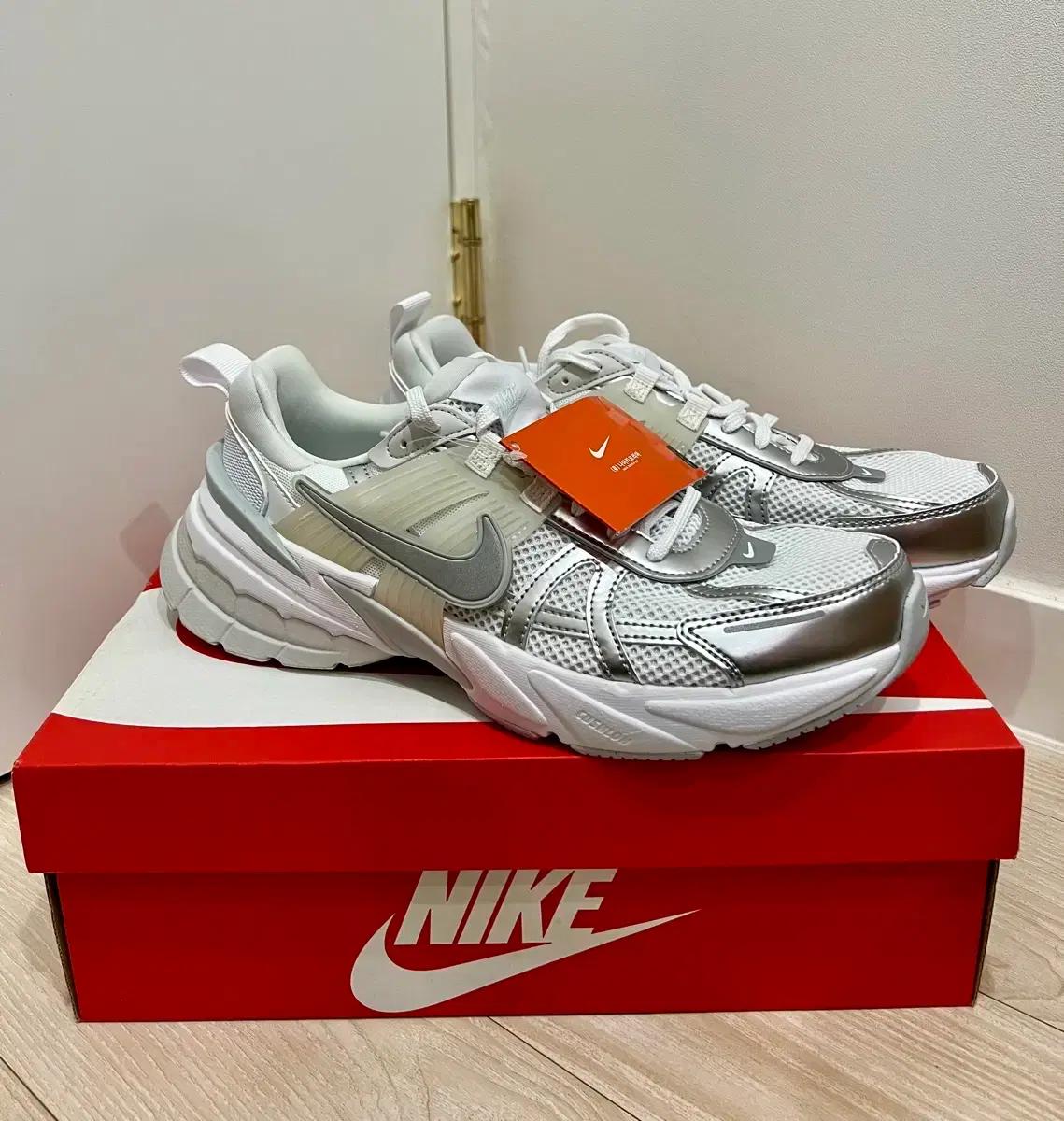 (280,285)(새상품)나이키 스니커즈 V2K 런 화이트 메탈릭 실버