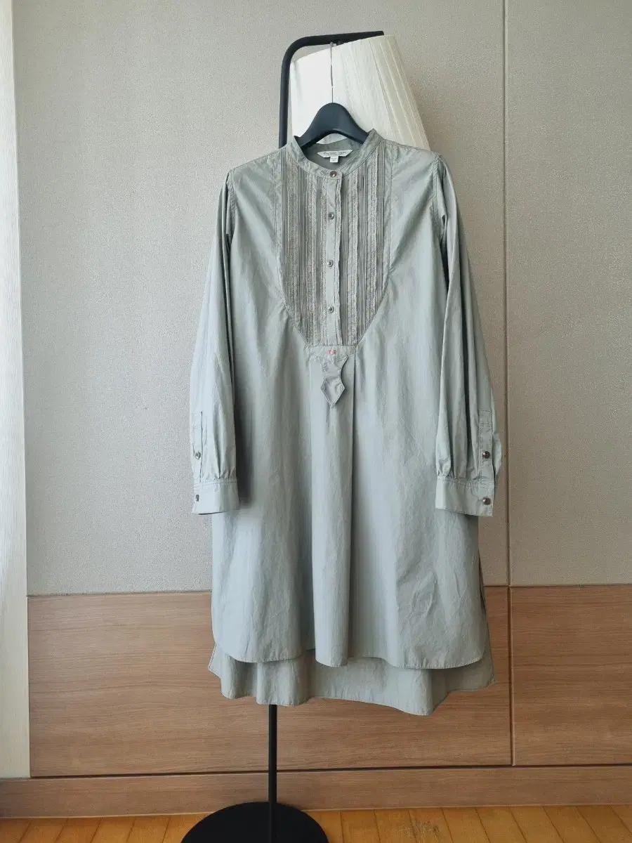 써스데이아일랜드 핀턱주름 롱블라우스