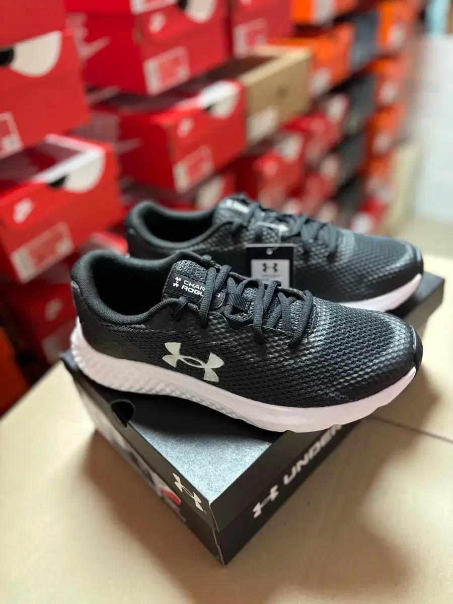 245 언더아머 러닝화 운동화 런닝화 블랙 3024888-001