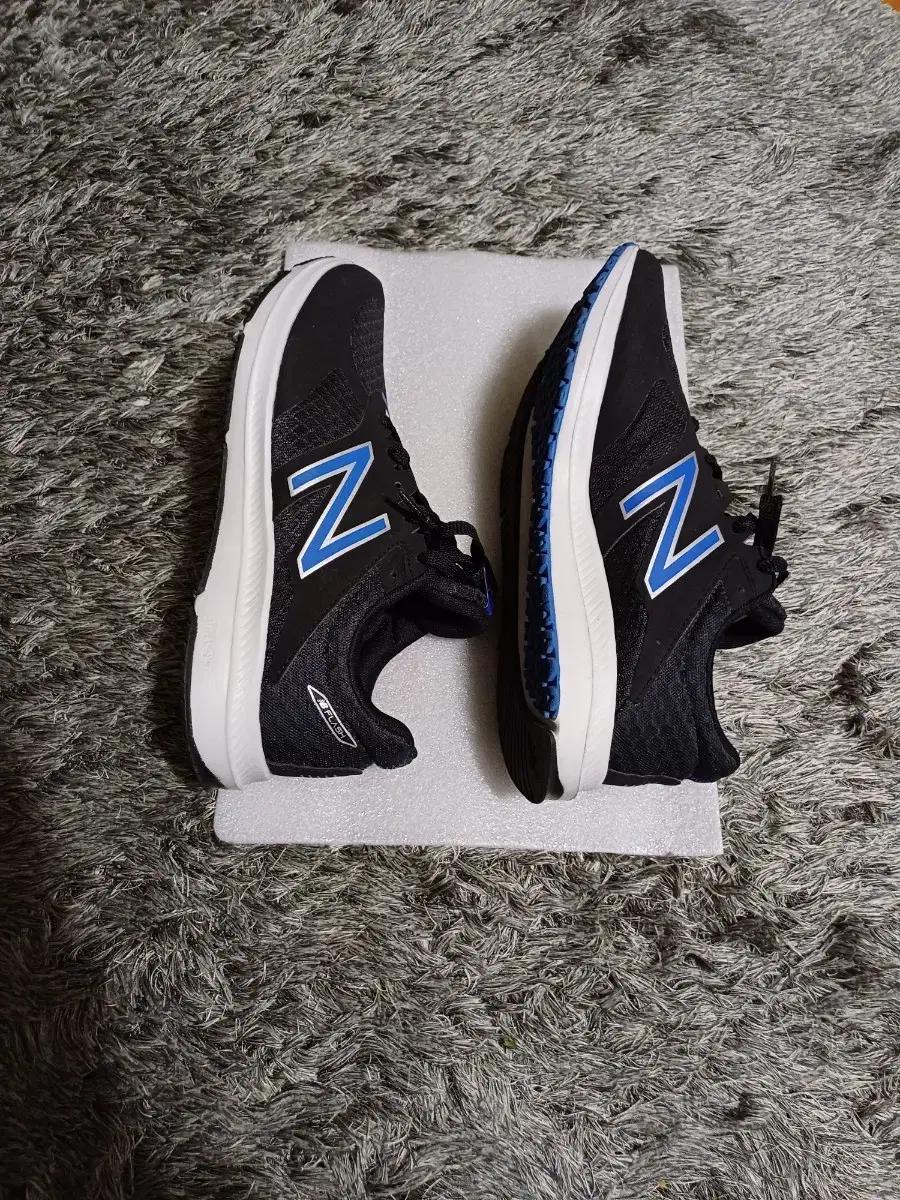 265~270 뉴발란스 플레쉬 남성 런닝화