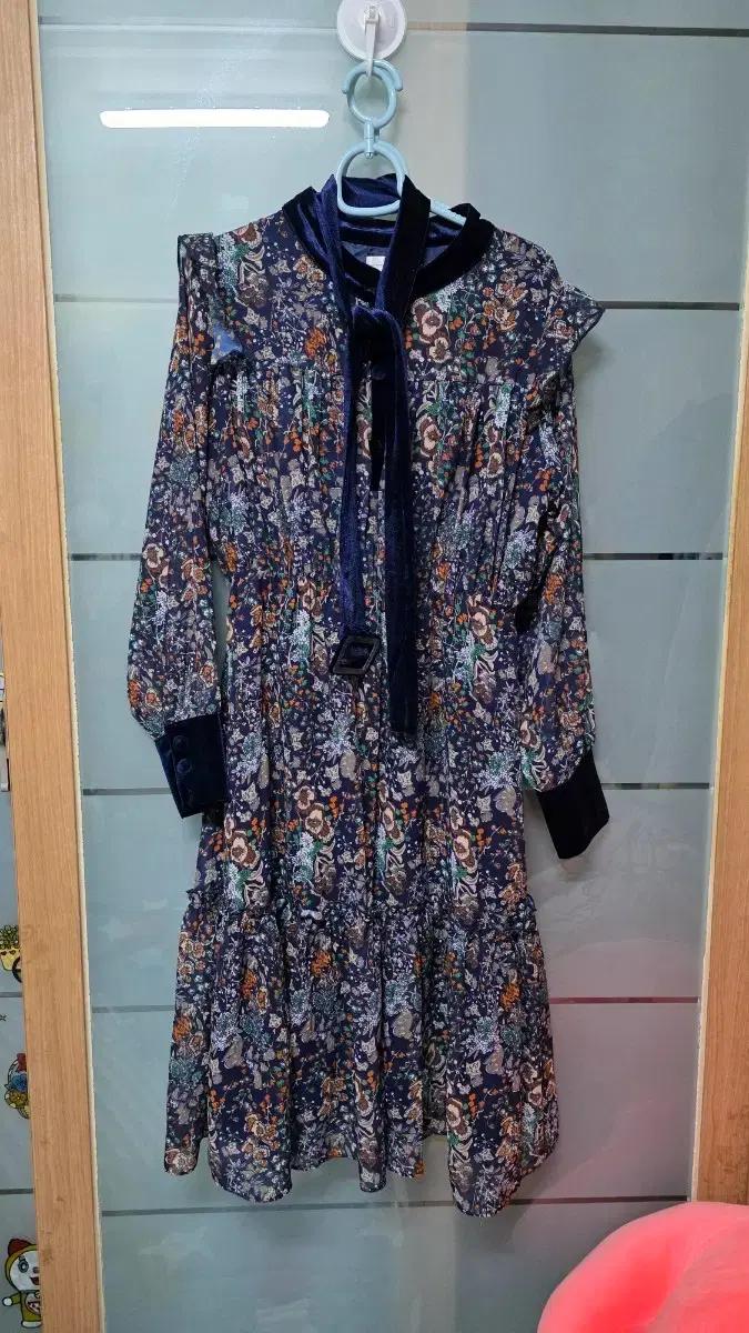 [리리앤코] 라리콩 벨벳 벨트 플라워 원피스