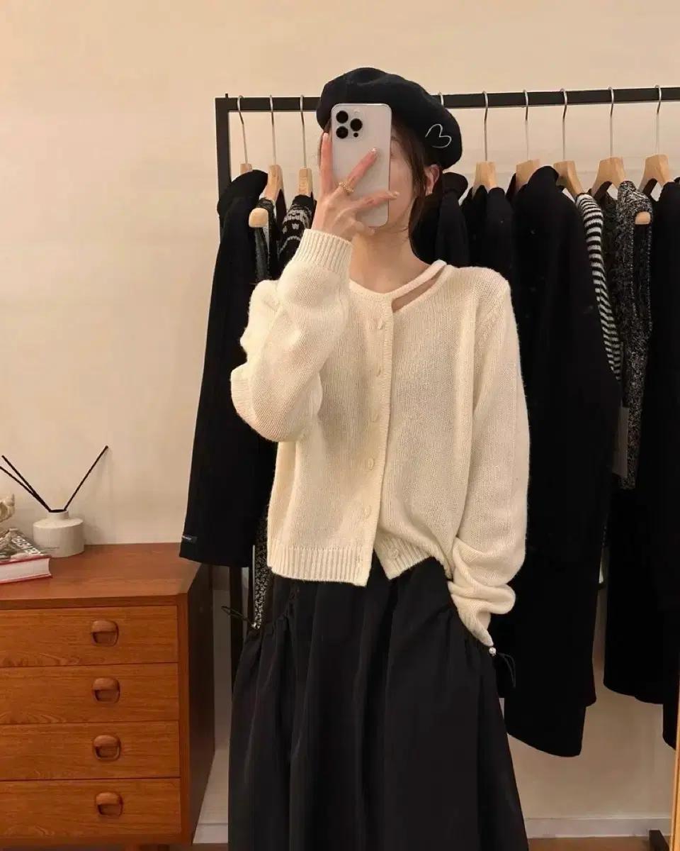 [미착용/새상품] 스탠다드 사선 넥 트임 니트가디건 슬랙스코디 봄 하객룩