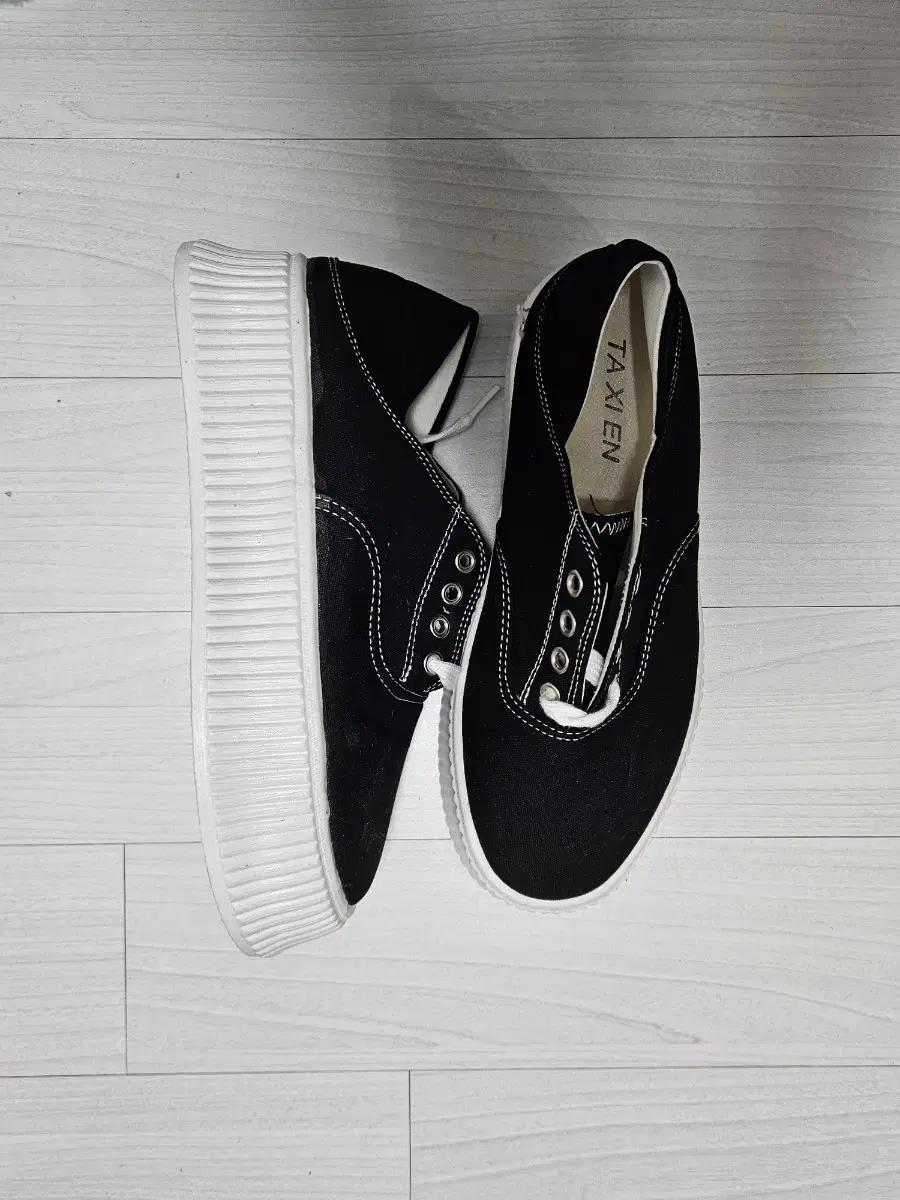 급매 새상품) 블랙 화이트힐 스니커즈 여성 운동화 230사이즈 단품