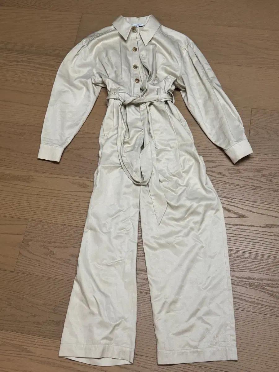 앤아더스토리즈 베이지 점프수트