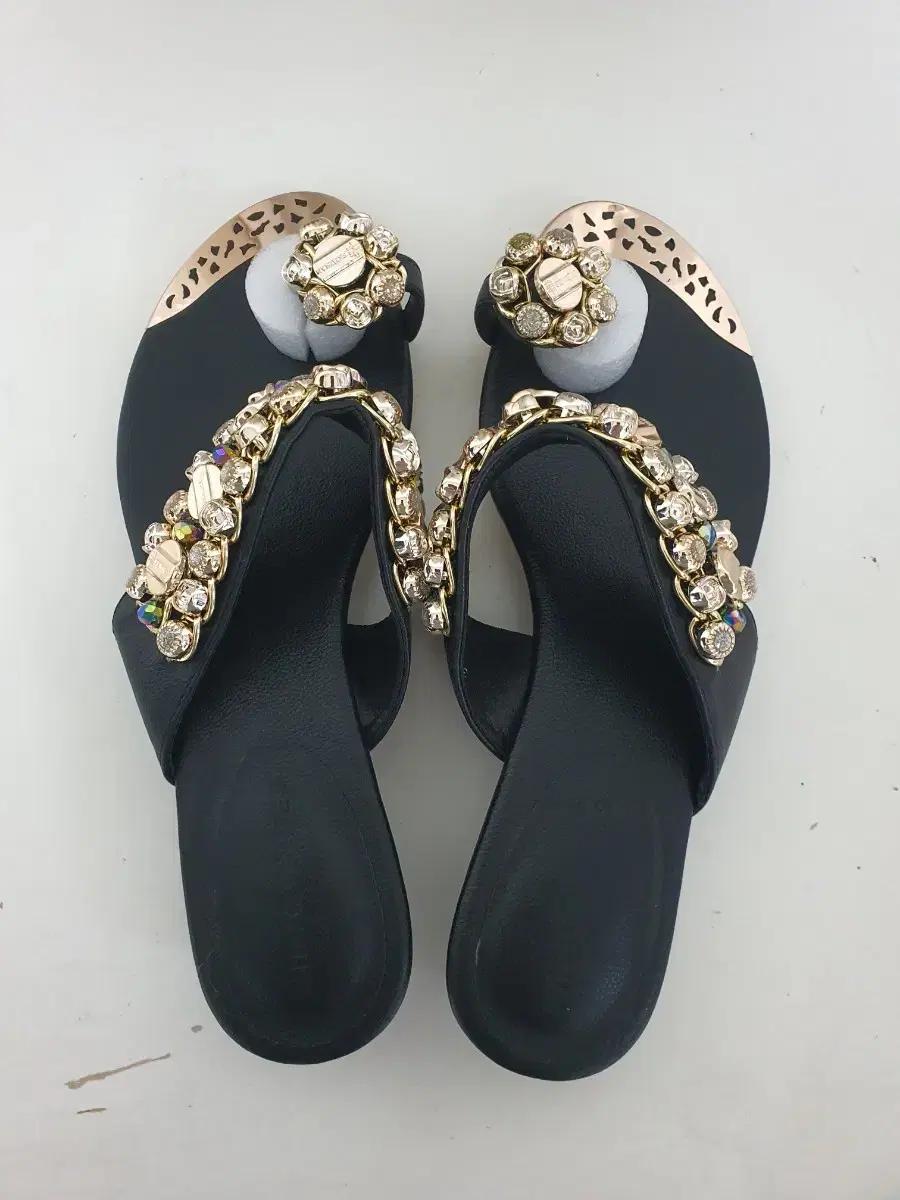 급매 새상품) 주얼리 웨지힐 4cm 쪼리 샌들 슬리퍼 뮬 여성 신발 블랙