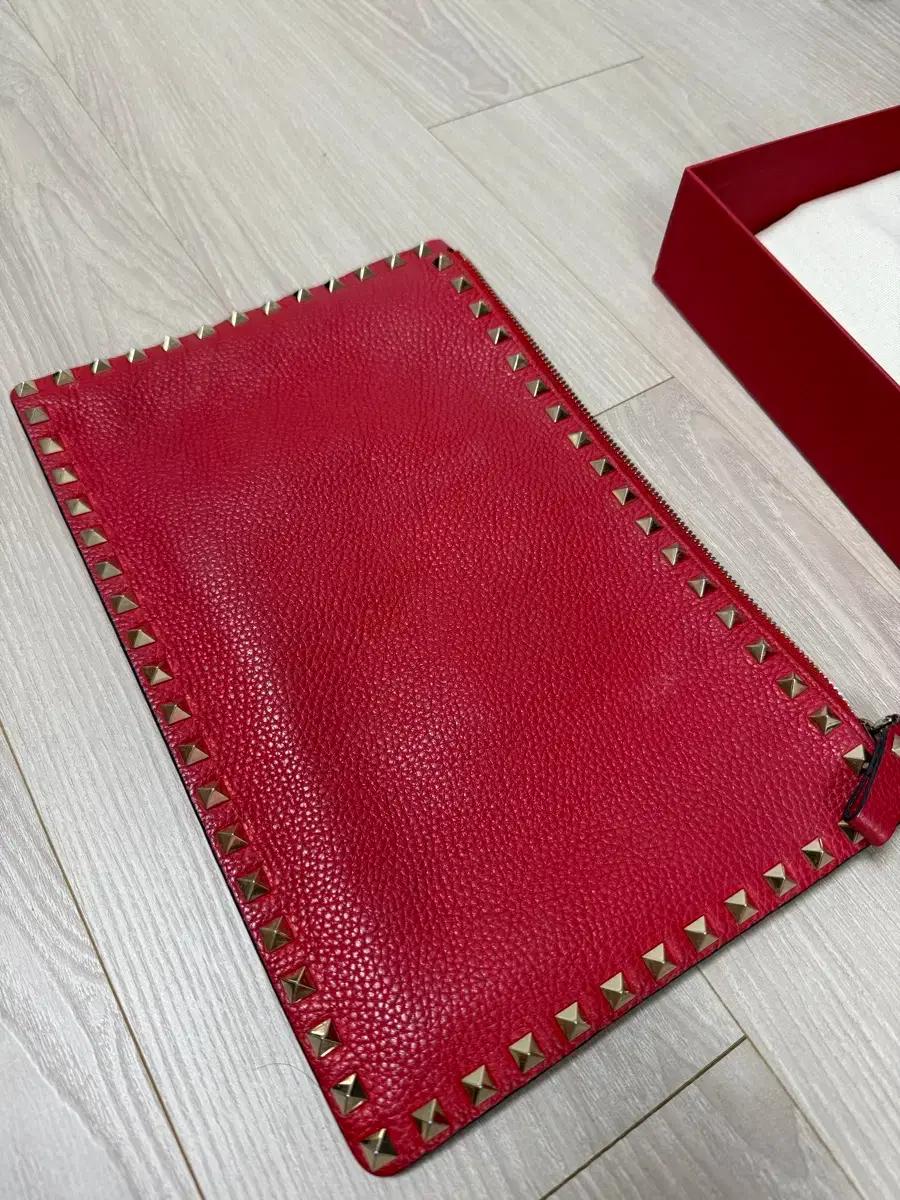 발렌티노 락스터드 클러치