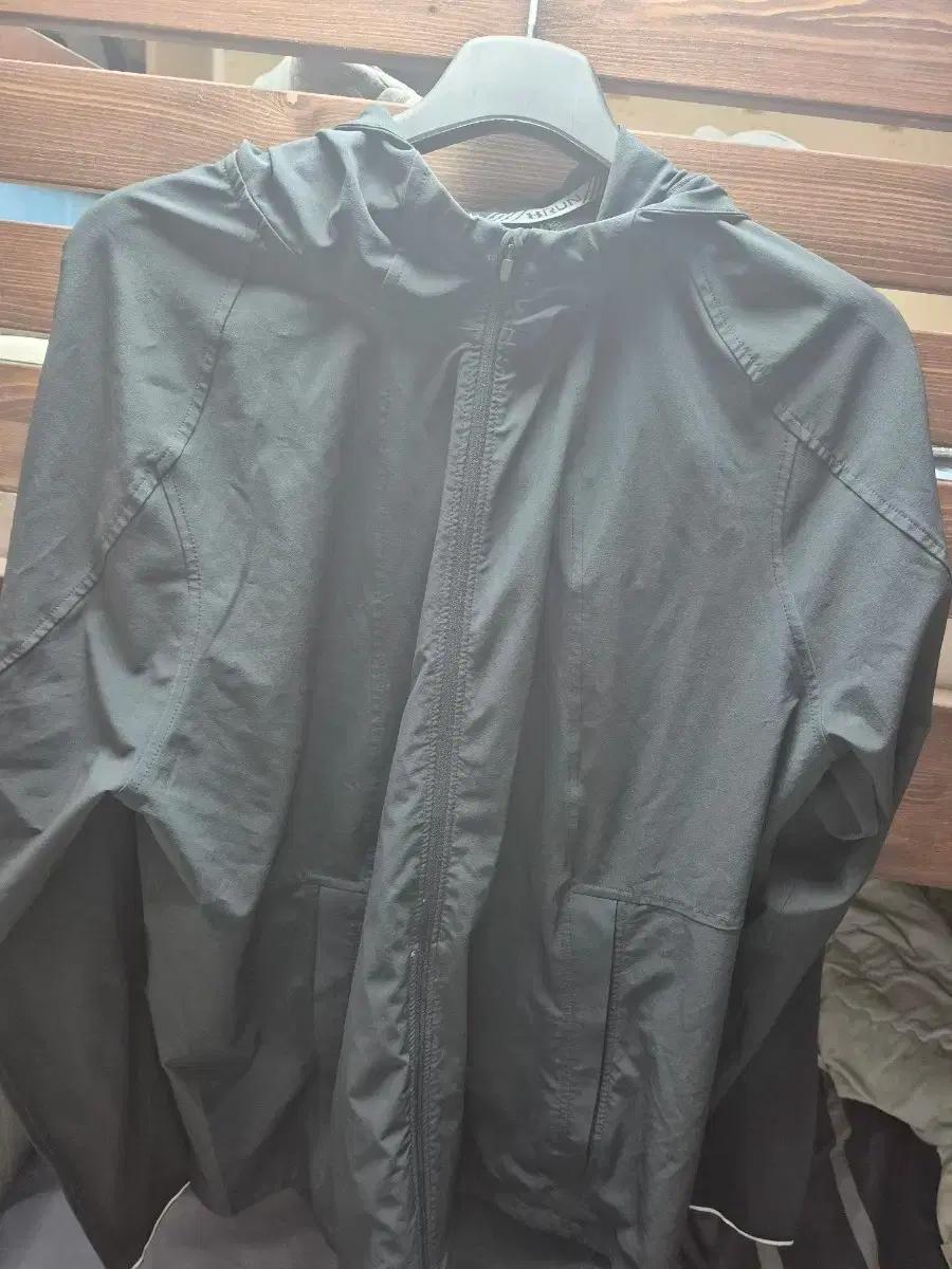 하덱스 자켓이랑 언더아머 바람막이 묶어서 싸게팝니다