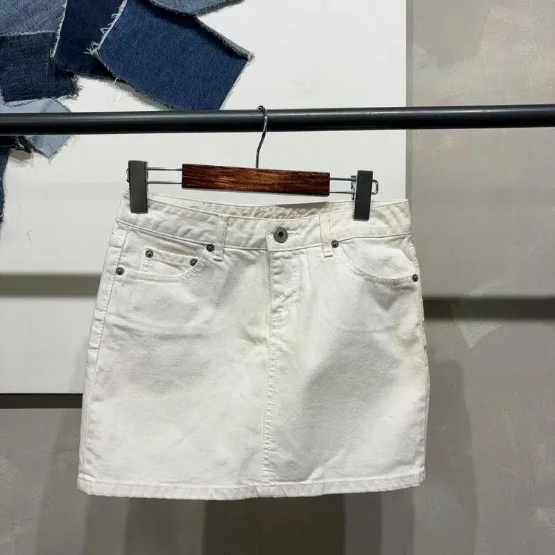 (25인치) 게스 여성 캐주얼 화이트진 미니스커트 치