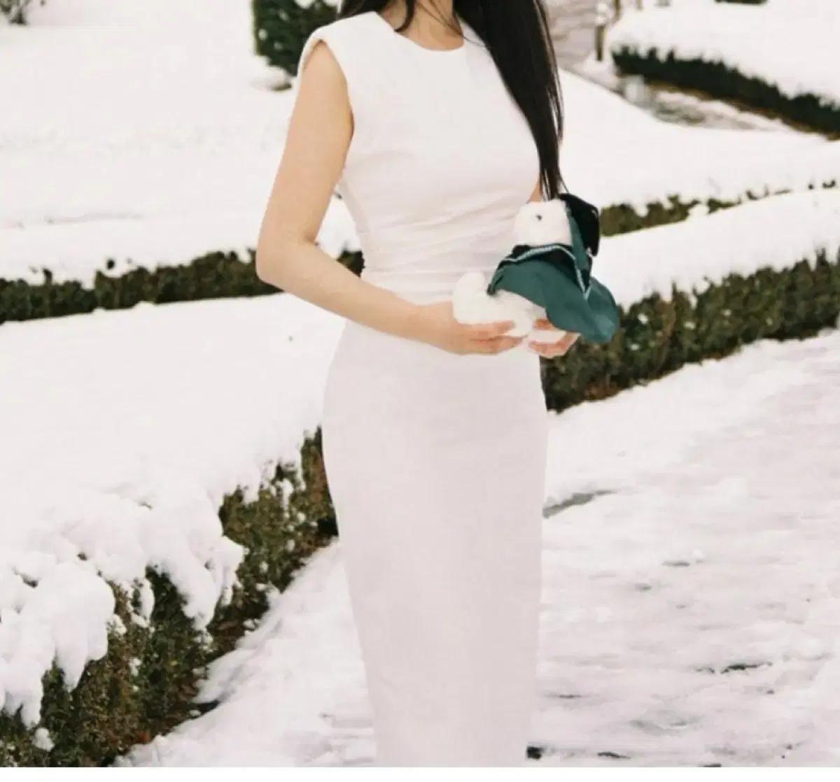 자라 졸업스냅 스몰웨딩 촬영용 포멀한 흰색 원피스 롱 원피스