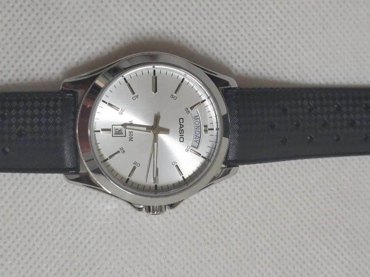 카시오 MTP-1370 주우재 시계 판매합니다.
